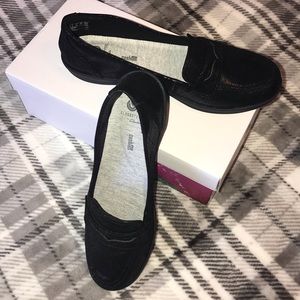 Clarks size 8.5 women’s memory foam loafers black
